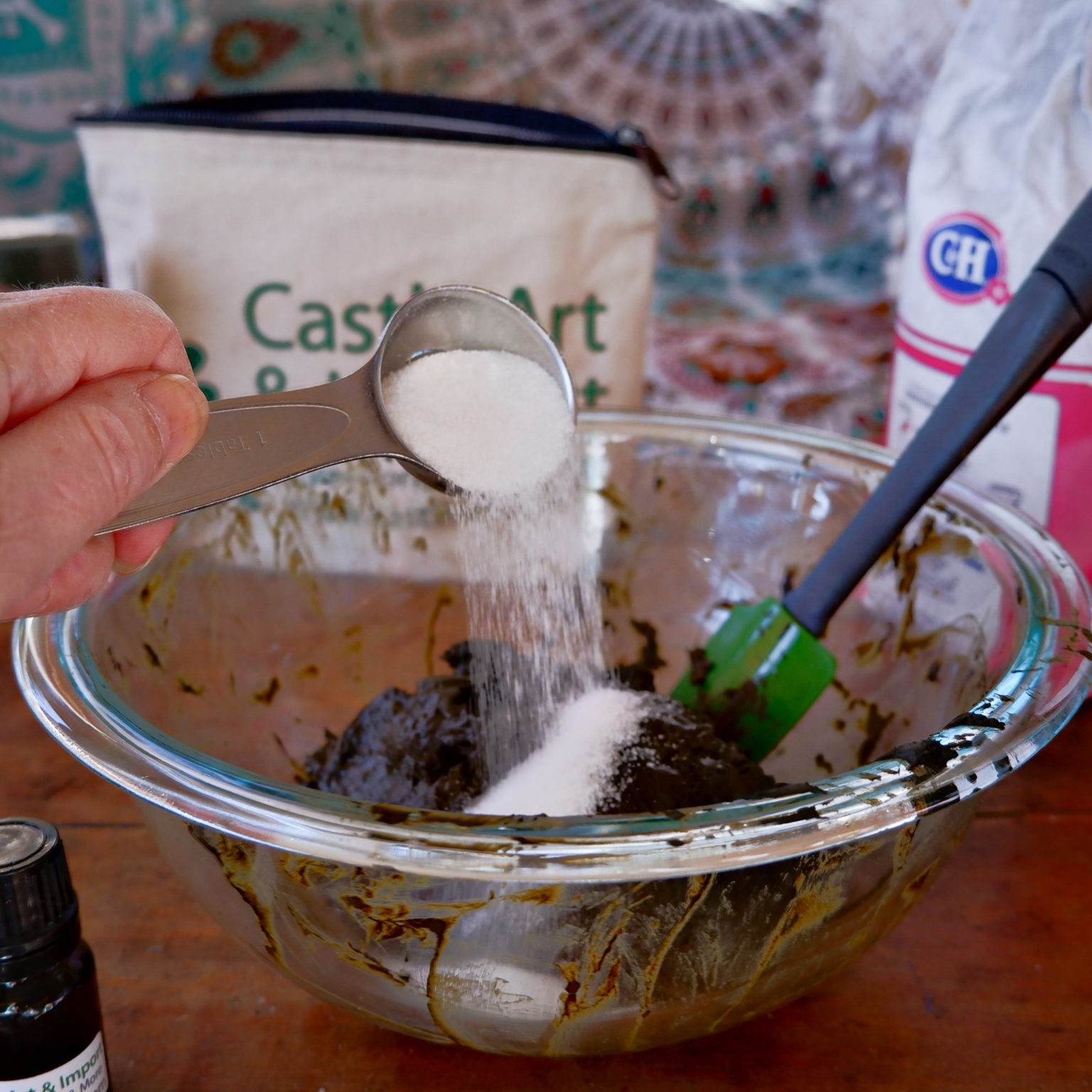 Adding sugar to henna mix